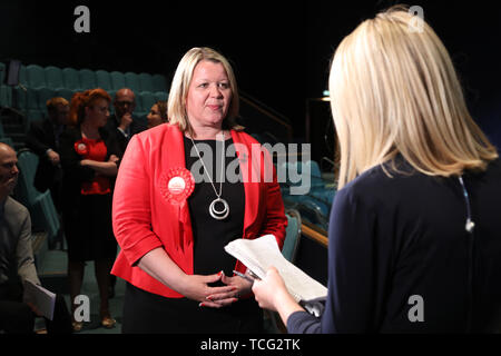 Peterborough, Royaume-Uni. 07Th Juin, 2019. Lisa Forbes (candidat du Parti du Travail) est devenue le nouveau député de Peterborough, en battant Mike Greene (Brexit parti candidat) à la deuxième place et Paul Bristow (candidat du Parti conservateur), a terminé troisième. L'élection partielle a eu lieu à Peterborough aujourd'hui après avoir déshonoré MP Fiona Onasanya a été retiré de son poste de député de Peterborough où plus de 19 000 ont signé une pétition de révocation, après sa comparution en cour plus d'une contravention pour excès de vitesse, et son sort de prison. L'élection partielle de Peterborough, à Peterborough, Cambridgeshire, Royaume-Uni le 7 juin 2019. Crédit : Paul Marriott/Al Banque D'Images