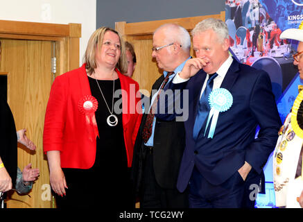 Peterborough, Royaume-Uni. 07Th Juin, 2019. Les candidats d'attendre les résultats avant de Lisa Forbes (candidat du Parti du Travail) est devenu le nouveau député de Peterborough, en battant Mike Greene (Brexit candidat de parti, 2ème à droite) à la deuxième place et Paul Bristow (candidat du Parti conservateur), a terminé troisième. L'élection partielle a eu lieu à Peterborough aujourd'hui après avoir déshonoré MP Fiona Onasanya a été retiré de son poste de député de Peterborough où plus de 19 000 ont signé une pétition de révocation, après sa comparution en cour plus d'une contravention pour excès de vitesse, et son sort de prison. L'élection partielle de Peterborough, à Peterborough, España Banque D'Images