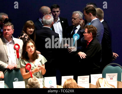 Peterborough, Royaume-Uni. 07Th Juin, 2019. Mike Greene (Brexit parti candidat conciliabules) avec ses partisans avant l'annonce de résultats, lorsque Lisa Forbes (candidat du Parti du Travail) est devenu le nouveau député de Peterborough, en battant Mike Greene (Brexit parti candidat) à la deuxième place et Paul Bristow (candidat du Parti conservateur), a terminé troisième. L'élection partielle a eu lieu à Peterborough aujourd'hui après avoir déshonoré MP Fiona Onasanya a été retiré de son poste de député de Peterborough où plus de 19 000 ont signé une pétition de révocation, après sa comparution en cour plus d'une contravention pour excès de vitesse, et son sort de prison. P Banque D'Images