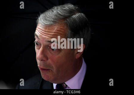 Londres, Royaume-Uni. 07Th Juin, 2019. Nigel Farage du Brexit parle aux médias après avoir remis une lettre au 10 Downing Street pour demander le Brexit Partie à être inclus dans les négociations Brexit, à Londres, en Grande-Bretagne, le 7 juin 2019. La principale force d'opposition, le Parti du Travail qui a eu lieu vendredi sur un siège parlementaire à une élection partielle dans la circonscription de Peterborough marginal, mais le nouveau parti Brexit n'était pas loin derrière. Il a été le premier assaut sur la politique de Westminster par le nouveau parti Brexit, lancé plus tôt cette année par le vétéran Nigel Farage eurosceptique. Source : Xinhua/Alamy Liv Banque D'Images