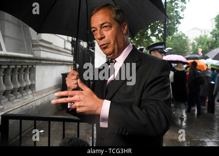 Londres, Royaume-Uni. 07Th Juin, 2019. Nigel Farage du Brexit parle aux médias après avoir remis une lettre au 10 Downing Street pour demander le Brexit Partie à être inclus dans les négociations Brexit, à Londres, en Grande-Bretagne, le 7 juin 2019. La principale force d'opposition, le Parti du Travail qui a eu lieu vendredi sur un siège parlementaire à une élection partielle dans la circonscription de Peterborough marginal, mais le nouveau parti Brexit n'était pas loin derrière. Il a été le premier assaut sur la politique de Westminster par le nouveau parti Brexit, lancé plus tôt cette année par le vétéran Nigel Farage eurosceptique. Source : Xinhua/Alamy Liv Banque D'Images