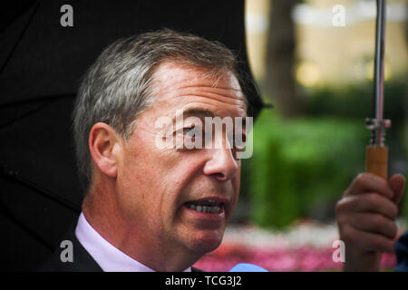 Londres, Royaume-Uni. 07Th Juin, 2019. Nigel Farage du Brexit parle aux médias après avoir remis une lettre au 10 Downing Street pour demander le Brexit Partie à être inclus dans les négociations Brexit, à Londres, en Grande-Bretagne, le 7 juin 2019. La principale force d'opposition, le Parti du Travail qui a eu lieu vendredi sur un siège parlementaire à une élection partielle dans la circonscription de Peterborough marginal, mais le nouveau parti Brexit n'était pas loin derrière. Il a été le premier assaut sur la politique de Westminster par le nouveau parti Brexit, lancé plus tôt cette année par le vétéran Nigel Farage eurosceptique. Source : Xinhua/Alamy Liv Banque D'Images