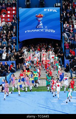 Paris, France. 7 juin, 2019. Les gens effectuer lors de la cérémonie d'ouverture de la FIFA 2019 Coupe du Monde féminine à Paris, France, le 7 juin 2019. Credit : Zheng Huansong/Xinhua/Alamy Live News Banque D'Images