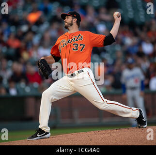 San Francisco, Californie, USA. 07Th Juin, 2019. Le lanceur partant des Giants de San Francisco a appelé l'Pomeranz (37) le premier lancer, au cours d'un match entre la MLB Los Angeles Dodgers et les Giants de San Francisco au parc d'Oracle à San Francisco, Californie. Valerie Shoaps/CSM/Alamy Live News Banque D'Images