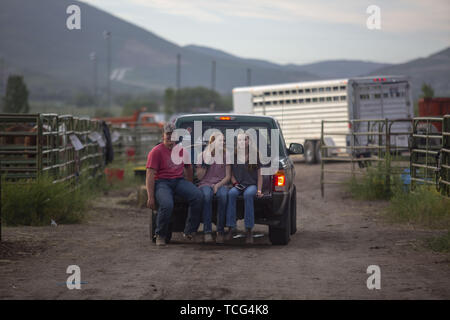 Heber City, Utah, USA. 7 juin, 2019. Les adolescents à l'arrière d'un camion à l'Utah High School Rodeo Association finale à Heber City Utah, le 7 juin 2019. Des élèves de partout dans l'état de l'Utah se sont réunis pour soutenir la concurrence dans les courses de barils, Pole Bending, chèvre, Liage Breakaway Roping, vache, coupe bull riding, voltige, saddle bronc riding, Attacher au lasso, bouvillon, et Team Roping. Credit : Natalie Behring/ZUMA/Alamy Fil Live News Banque D'Images