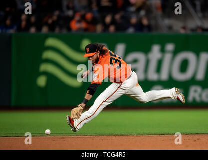 San Francisco, Californie, USA. 07Th Juin, 2019. L'arrêt-court des Giants de San Francisco Brandon Crawford (35) a le pouvoir d'un rez-ball, au cours d'un match de la MLB entre les Dodgers de Los Angeles et les Giants de San Francisco au parc d'Oracle à San Francisco, Californie. Valerie Shoaps/CSM/Alamy Live News Banque D'Images