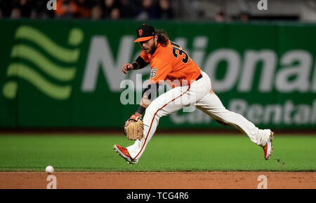 San Francisco, Californie, USA. 07Th Juin, 2019. L'arrêt-court des Giants de San Francisco Brandon Crawford (35) a le pouvoir d'un rez-ball, au cours d'un match de la MLB entre les Dodgers de Los Angeles et les Giants de San Francisco au parc d'Oracle à San Francisco, Californie. Valerie Shoaps/CSM/Alamy Live News Banque D'Images