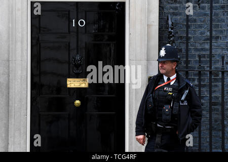 Beijing, Chine. 7 juin, 2019. Un policier monte la garde au 10 Downing Street à Londres le 7 juin 2019. Le Premier ministre britannique Theresa peut démissionné vendredi comme le chef du parti conservateur, mais elle restera comme le premier ministre jusqu'à ce que son successeur est choisi. Credit : Alberto Pezzali/Xinhua/Alamy Live News Banque D'Images