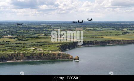 Normandie, France. 06 Juin, 2019. Le président Donald J. Trump et la Première Dame Melania Trump à bord de l'un voler plus de Point du Hoc pendant un tour de Normandie à la suite de la 75e Commémoration de D-Day Jeudi 6 juin 2019, au cimetière américain de Normandie en Normandie, France. People : Le président Donald Trump Credit : tempêtes Media Group/Alamy Live News Banque D'Images