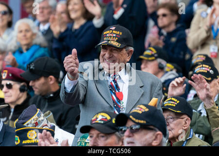 Londres, Royaume-Uni. 06 Juin, 2019. Le président Donald J. Trump salue les anciens combattants de la Seconde Guerre mondiale à la 75e Commémoration de D-Day Jeudi 6 juin 2019, au cimetière américain de Normandie en Normandie, France personnes : le Président Donald Trump Credit : tempêtes Media Group/Alamy Live News Banque D'Images