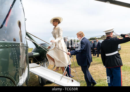 Londres, Royaume-Uni. Le 05 juin, 2019. Le président Donald J. Trump et la Première Dame Melania Trump board Marine One à la zone d'atterrissage dans le château de Southsea, Portsmouth Angleterre Mercredi 5 juin 2019, en route vers l'aéroport de Southampton. People : Le président Donald Trump, Melania Trump Credit : tempêtes Media Group/Alamy Live News Banque D'Images