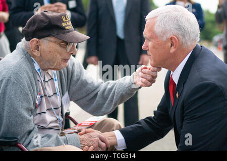 Bedford, États-Unis d'Amérique. 06 Juin, 2019. Vice-président Mike Pence accueille un ancien combattant de la Seconde Guerre mondiale avant de le livrer à la D-Day "Final Salute Cérémonie commémorative du 75e anniversaire du jeudi 6 juin 2019, au National D-Day Memorial à Bedford, va les gens : Vice-président Mike Pence Credit : tempêtes Media Group/Alamy Live News Banque D'Images