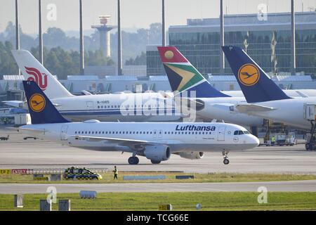 Munich, Allemagne. 07Th Juin, 2019. D-AIPZ Lufthansa Airbus A320-211 rolls sur la piste. La circulation de l'air, fliegen.Luftfahrt. L'aéroport Franz Josef Strauss de Munich.Munich.Â | Conditions de crédit dans le monde entier : dpa/Alamy Live News Banque D'Images