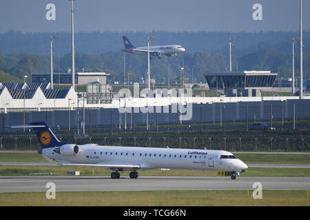 Munich, Allemagne. 07Th Juin, 2019. D-ACKK - Bombardier CRJ-900LR - Lufthansa sur la piste. La circulation de l'air, fliegen.Luftfahrt. L'aéroport Franz Josef Strauss de Munich.Munich.Â | Conditions de crédit dans le monde entier : dpa/Alamy Live News Banque D'Images