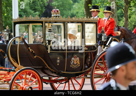 Le centre commercial. Londres, Royaume-Uni. 8 juin 2019. - Sa Majesté la Reine se rend à Horse Guards Parade la parade pour la cérémonie des couleurs, qui marque son 93e anniversaire, le plus long règne de crédit monarque : Dinendra Haria/Alamy Live News Banque D'Images