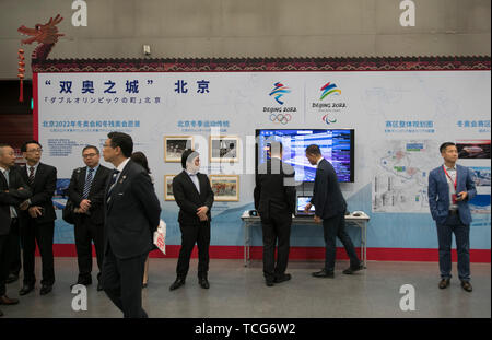 Tokyo, Japon. 7 juin, 2019. Photo prise à Tokyo, Japon, le 7 juin 2019, montre la surface d'exposition de promotion à Beijing Beijing 2022 'La Semaine', une série d'activités pour commémorer le 40e anniversaire de la création de ville-soeur Les relations entre Pékin et Tokyo. Crédit : Du Xiaoyi/Xinhua/Alamy Live News Banque D'Images