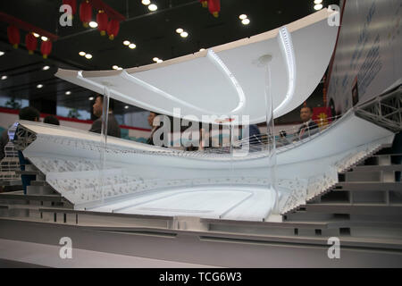 Tokyo, Japon. 7 juin, 2019. Photo prise à Tokyo, Japon, le 7 juin 2019, montre le modèle de l'anneau de patinage de vitesse National dans la promotion d'exposition de 2022 à Pékin Beijing Week', une série d'activités pour commémorer le 40e anniversaire de la création de ville-soeur Les relations entre Pékin et Tokyo. Crédit : Du Xiaoyi/Xinhua/Alamy Live News Banque D'Images