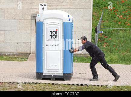 Nuremberg, Allemagne. Le 08 juin, 2019. Un travailleur pousse une Dixiklo sur le parc Rock im Park. La fête de la musique dure jusqu'au 9 juin 2019. Boßmeyer Crédit : Rachel/dpa/Alamy Live News Banque D'Images