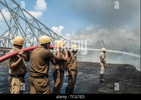 Kolkata, Inde. 8 juin, 2019. Les pompiers éteindre un incendie qui éclate dans une installation de stockage de produits chimiques à Kolkata, Inde le 8 juin 2019. Un grave incendie a éclaté à l'intérieur d'une installation de stockage de produits chimiques dans la ville de Calcutta en Inde l'état de l'Est du Bengale occidental, le samedi. Autant de 20 pompiers ont été mis à contribution pour tenter d'éteindre le feu qui a éclaté à environ 0200 heures. L'incendie a éclaté près de la célèbre Howrah Bridge. Il n'y a pas de rapports de tout décès jusqu'ici. Credit : Tumpa Mondal/Xinhua/Alamy Live News Banque D'Images