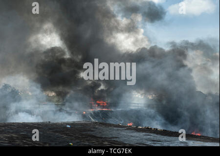 Kolkata, Inde. 8 juin, 2019. La fumée s'élève comme un violent incendie éclate dans une installation de stockage de produits chimiques à Kolkata, Inde le 8 juin 2019. Un grave incendie a éclaté à l'intérieur d'une installation de stockage de produits chimiques dans la ville de Calcutta en Inde l'état de l'Est du Bengale occidental, le samedi. Autant de 20 pompiers ont été mis à contribution pour tenter d'éteindre le feu qui a éclaté à environ 0200 heures. L'incendie a éclaté près de la célèbre Howrah Bridge. Il n'y a pas de rapports de tout décès jusqu'ici. Credit : Tumpa Mondal/Xinhua/Alamy Live News Banque D'Images