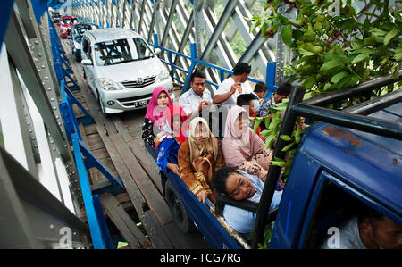 L'ouest de Java, Java ouest. 8 juin, 2019. Les banlieusards passent par un passage en bois sous le pont de chemin de fer Cirohang à Ciamis, Java ouest, Indonésie le 8 juin 2019. Credit : Reza Estily/Xinhua/Alamy Live News Banque D'Images