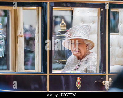 Londres, Royaume-Uni. Le 08 juin, 2019. La Reine retourne - Défilé de l'anniversaire de la reine, plus connue sous le nom de Parade la couleur.Cette année, le régiment "parade" sa couleur (drapeau régimentaire de cérémonie) a été le 1er Bataillon Grenadier Guards. Crédit : Guy Bell/Alamy Live News Banque D'Images