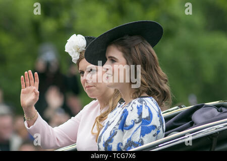 Londres, Royaume-Uni. 8 juin, 2019. Princesses Eugenie et Beatrice ride dans un chariot en haut en passant le long du Mall pour assister à la parade la couleur cérémonie à Horse Guards qui célèbre sa Majesté la Reine Elizabeth II 93e anniversaire officiel Crédit : amer ghazzal/Alamy Live News Banque D'Images