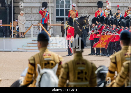 Londres, Royaume-Uni. Le 08 juin, 2019. La Reine, entouré de membres de sa famille, reçoit le salut - Défilé de l'anniversaire de la reine, plus connue sous le nom de Parade la couleur.Cette année, le régiment "parade" sa couleur (drapeau régimentaire de cérémonie) a été le 1er Bataillon Grenadier Guards. Crédit : Guy Bell/Alamy Live News Banque D'Images