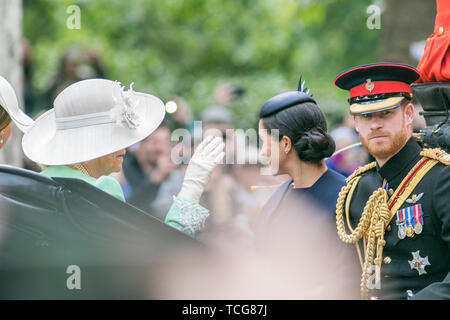 Londres, Royaume-Uni. 8 juin, 2019. Sa Majesté la Reine Elizabeth II est adopté dans un chariot le long du Mall pour la parade la couleur cérémonie à Horse Guards Parade 8 juin 2019. Meghan et Harry, le duc et la duchesse de Sussex monter sur un chariot en haut le long du Mall au cours de l'anniversaire de la Reine Crédit : défilé amer ghazzal/Alamy Live News Banque D'Images