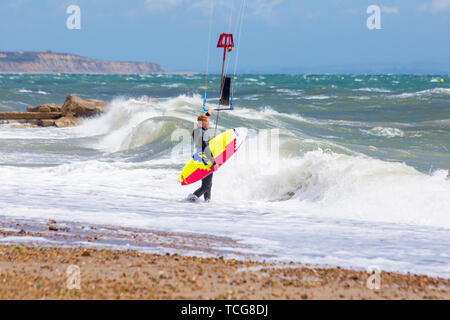 Bournemouth, Dorset, Royaume-Uni. 8 juin 2019. Météo au Royaume-Uni : kitesurfer profite au maximum d'une journée venteuse à Bournemouth avec des vents forts, du soleil et des douches créant de grandes vagues et des conditions idéales pour le kitesurfers kite surfeurs kite surfeurs kite surfeurs kitesurfer kite surfeurs kitesurf kite surf kite bokite plander kitebokite plander. Crédit : Carolyn Jenkins/Alay Live News Banque D'Images