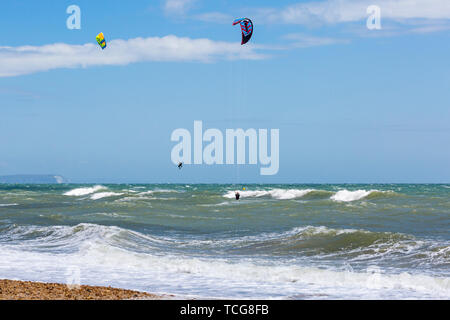 Bournemouth, Dorset, Royaume-Uni. 8 juin 2019. Météo au Royaume-Uni : Les kitesurfers bénéficient d'une journée venteuse à Bournemouth avec des vents forts, du soleil et des douches créant de grandes vagues et des conditions idéales pour le kitesurf pour monter en plein air. Kitesurfers kite surfeurs kite surfeurs kite surfeurs kite kitesurf kite planarder kite boarder kitesurf. Crédit : Carolyn Jenkins/Alay Live News Banque D'Images