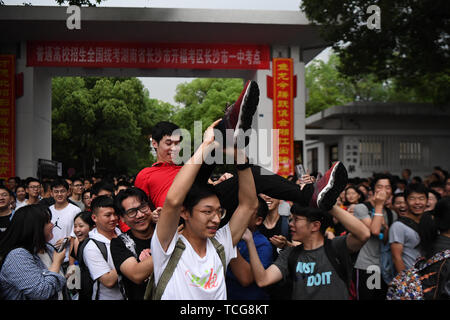 Changsha, Chine, province du Hunan. 8 juin, 2019. Candidats célébrer avec leur enseignant, après avoir terminé le collège national examen d'entrée à l'école intermédiaire n°1 à Changsha, Province du Hunan en Chine centrale, le 8 juin 2019. Credit : Xue Yuge/Xinhua/Alamy Live News Banque D'Images