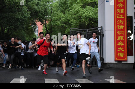 Changsha, Chine, province du Hunan. 8 juin, 2019. Des candidats soit quitter le lieu d'examen après avoir terminé le collège national examen d'entrée à l'école intermédiaire n°1 à Changsha, Province du Hunan en Chine centrale, le 8 juin 2019. Credit : Xue Yuge/Xinhua/Alamy Live News Banque D'Images