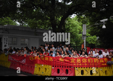 Changsha, Chine, province du Hunan. 8 juin, 2019. Les parents attendent pour des candidats en dehors de l'examen au lieu de NO1 Middle School à Changsha, Province du Hunan en Chine centrale, le 8 juin 2019. Credit : Xue Yuge/Xinhua/Alamy Live News Banque D'Images