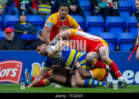 Stade Halliwell Jones, Warrington, Royaume-Uni. 8 juin, 2019. Super League Rugby BetFred, Warrington Wolves contre des dragons Catalans ; Toby King de Warrington Wolves est abordé b Sam Tomkins de Dragons Catalans : Action Crédit Plus Sport/Alamy Live News Banque D'Images