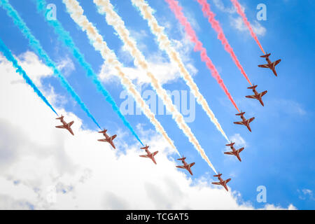 Trafalgar Square, Londres, Royaume-Uni, le 08 juin 2019. Les flèches rouges pour la parade d'anniversaire de la reine, Trooping la couleur, flipast (survolez ou survolez) contre le ciel bleu ensoleillé, vu de Trafalgar Square. Banque D'Images