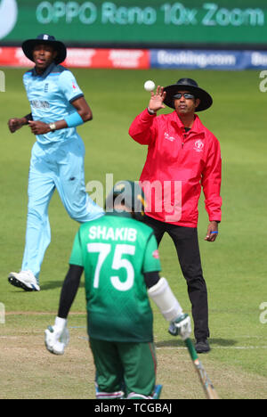 CARDIFF, Pays de Galles. 08 juin 2019 : Juge-arbitre Kumar pendant l'Angleterre v Dharmasena le Bangladesh, l'ICC Cricket World Cup Match à Cardiff, Pays de Galles Stadium, Cardiff, Pays de Galles. Credit : Cal Sport Media/Alamy Live News Banque D'Images