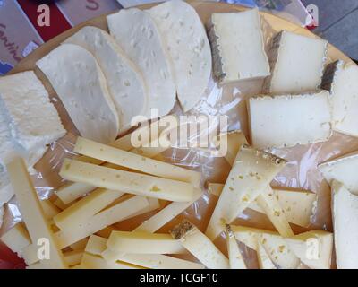 Image d'un assortiment de délicieux fromages et viandes, de haut en bas vue Banque D'Images