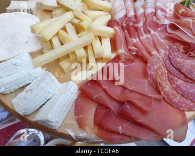 Image d'un assortiment de délicieux fromages et viandes, de haut en bas vue Banque D'Images