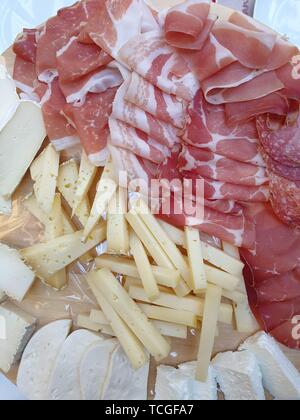 Image d'un assortiment de délicieux fromages et viandes, de haut en bas vue Banque D'Images