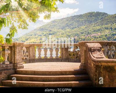 Droit de l'Italien balustrade de pierre illuminée par les rayons du soleil et l'eau dans l'arrière-plan Banque D'Images