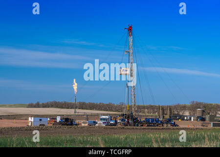 Une plate-forme de forage dans les champs de pétrole de Bakken jouer près de Williston, Dakota du Nord, USA. Banque D'Images