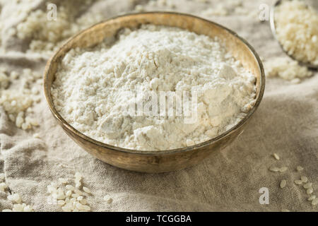 Sans gluten bio Farine de riz dans un bol Banque D'Images