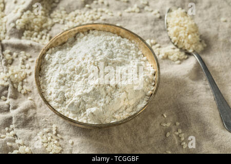 Sans gluten bio Farine de riz dans un bol Banque D'Images