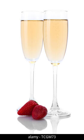 Verres de champagne et fraises isolé sur fond blanc Banque D'Images