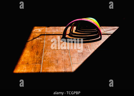Jeu en bois pour créer des formes, colorées, sur le sol éclairé par un soleil intense. Banque D'Images