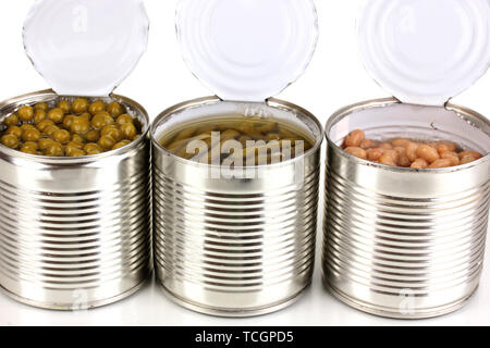 Ouvrir les boîtes de conserve de haricots verts, haricots et pois isolated on white Banque D'Images