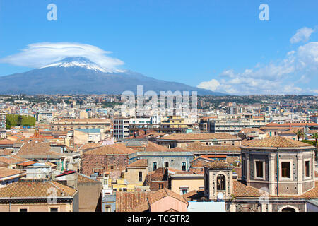 Paysage urbain étonnant de la ville sicilienne de Catane, Italie capturé avec l'Etna en arrière-plan. La neige sur le sommet de la montagne. Journée ensoleillée. Banque D'Images