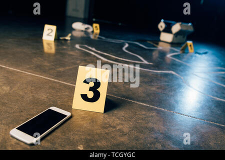 Les grandes lignes de craie, Smartphone avec écran blanc et de preuve des marqueurs à crime scene Banque D'Images