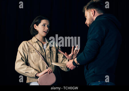 Attaque au couteau criminel young woman isolated on black Banque D'Images